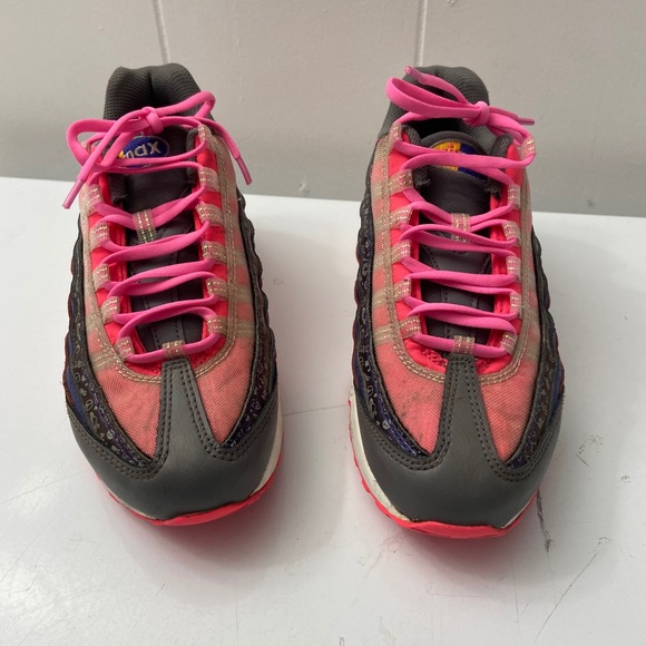 Nike - Picture 2 of 6